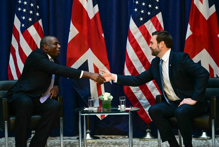 Συνάντηση Βρετανού ΥΠΕΞ Ντέιβιντ Λάμι με τον Τζέι Ντι Βανς στο Μόναχο – Στο επίκεντρο η ευρωπαϊκή ασφάλεια και η Ουκρανία