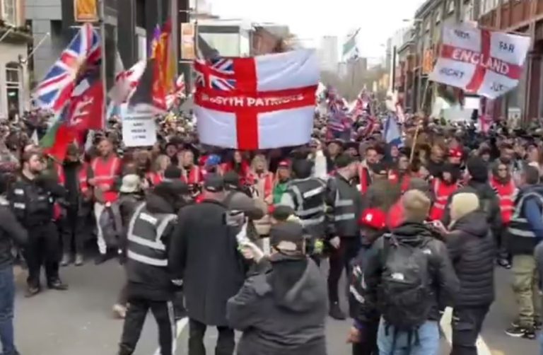 «Βγάλτε τον Τόμι από τη φυλακή» – Χιλιάδες διαδηλωτές στο Λονδίνο υπέρ του ακροδεξιού Τόμι Ρόμπινσον