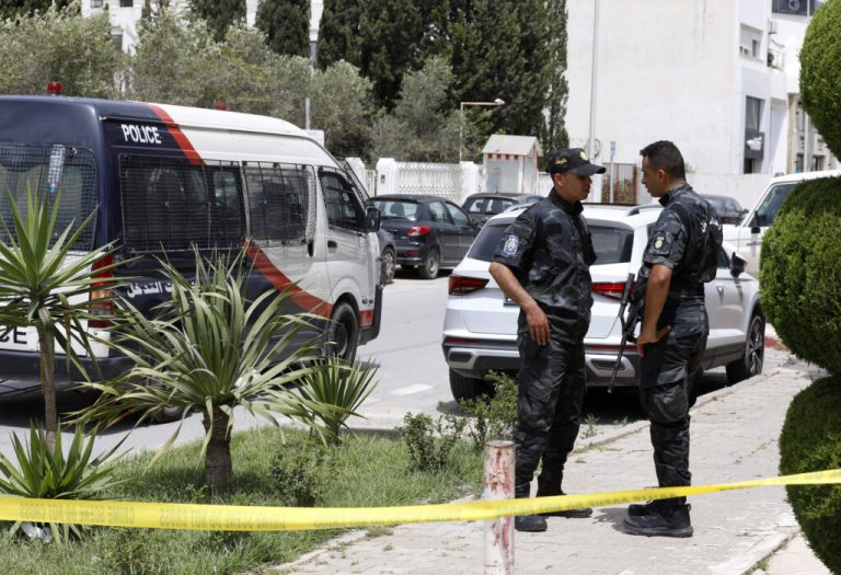 Τυνησία: Σε θάνατο καταδικάστηκαν οκτώ κατηγορούμενοι για τη δολοφονία του βουλευτή της Αριστεράς Μπράχμι το 2013