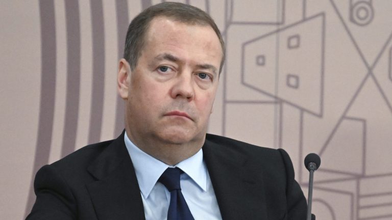 Μεντβέντεφ: Η τηλεφωνική επικοινωνία του Πούτιν με τον Τραμπ δείχνει ότι η Ρωσία δεν θα ηττηθεί ποτέ