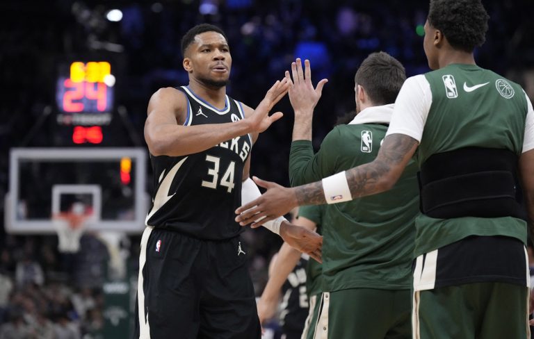 Αποτελέσματα ΝΒΑ: Ο Γιάννης Αντετοκούνμπο επέστρεψε στη δράση με χρονικό περιορισμό και οι Μπακς νίκησαν τους Κλίπερς