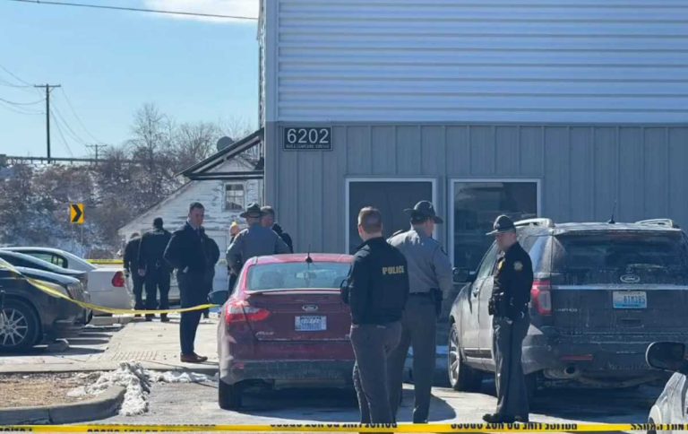 ΗΠΑ: Τρεις νεκροί από πυροβολισμούς έξω από γραφείο έκδοσης αδειών οδήγησης στο Λούισβιλ του Κεντάκι