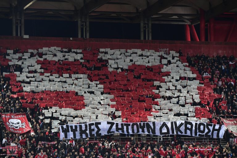 Ολυμπιακός – ΑΕΚ: Το τεράστιο κορεό στο «Καραϊσκάκης» για την τραγωδία στα Τέμπη