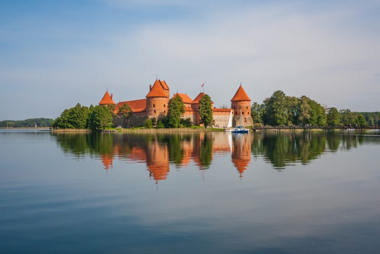 Λιθουανία: To εντυπωσιακό κάστρο του Τρακάι με τα κόκκινα τούβλα που έχει χτιστεί πάνω σε νησί