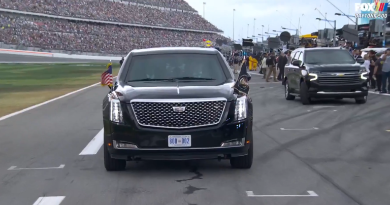 Βίντεο: Ο πρόεδρος Τραμπ κάνει με το «Θηρίο» το γύρο της πίστας στο Daytona 500
