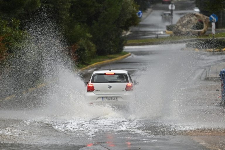 Καιρός σήμερα: Με βροχές μας αποχαιρετά ο Φεβρουάριος – Που θα χρειαστούμε ομπρέλες