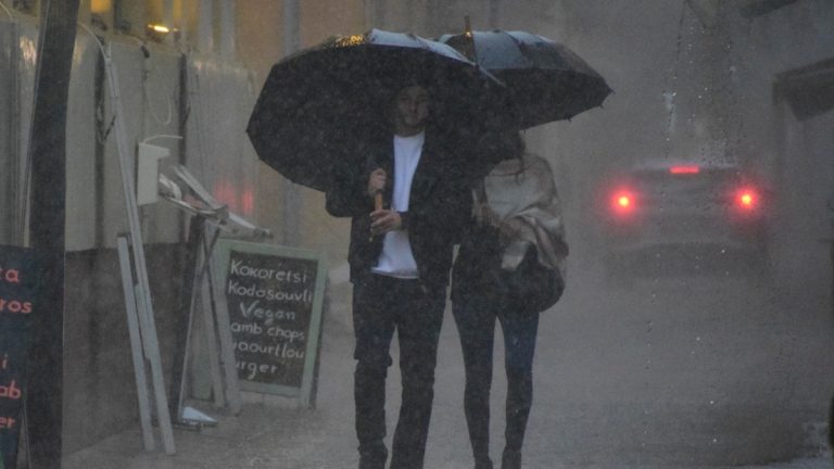 Καιρός σήμερα: Βροχές σε όλη τη χώρα και καταιγίδες στα παραθαλάσσια τμήματα – Λίγα χιόνια θα πέσουν σε Ήπειρο και Στερεά