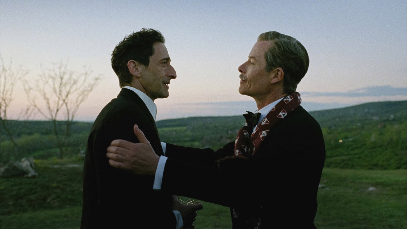 Guy Pearce, Adrien Brody Ο Γκάι Πιρς και ο Άντριεν Μπρόντι σε σκηνή από την ταινία The Brutalist