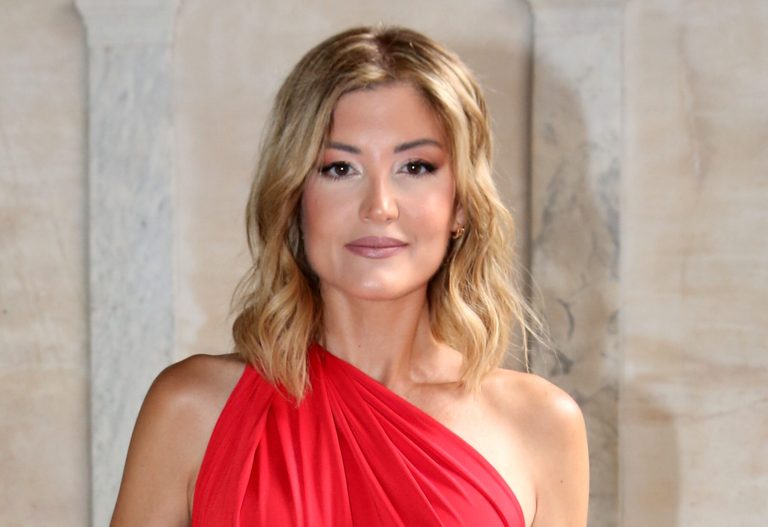 Ράνια Τζίμα: Φόρεσε γυαλιά στο κεντρικό δελτίο ειδήσεων του Mega και το πλάνο παρέμεινε μακρινό