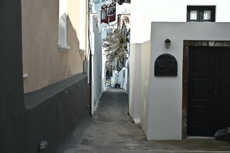 Σεισμοί στη Σαντορίνη: Φόβοι για πλιάτσικο στο νησί, οι κάτοικοι κάνουν περιπολίες