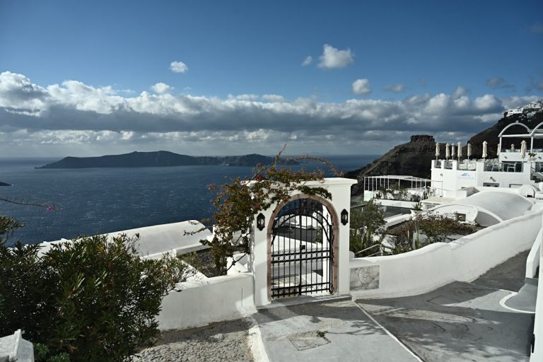 Μέτρα για τους εργαζόμενους και τις επιχειρήσεις στη Σαντορίνη: Αναστολή συμβάσεων και αποζημιώσεις ειδικού σκοπού