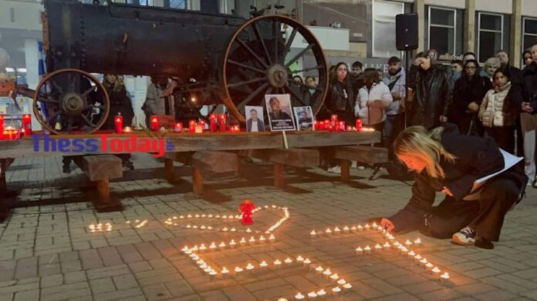 Τέμπη: Άναψαν κεριά στη μνήμη των θυμάτων έξω από τον ΟΣΕ – «Ήταν 57 δικοί μας άνθρωποι»
