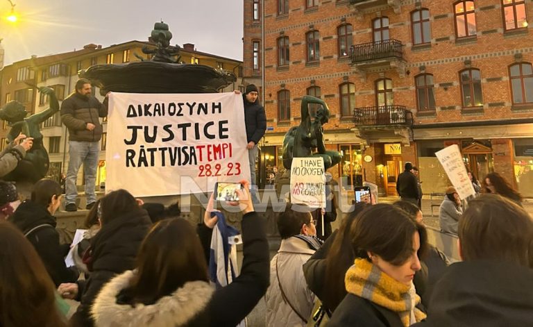 Τέμπη: Πλήθος κόσμου συγκεντρώθηκε στο Γκέτεμποργκ της Σουηδίας ως ένδειξη συμπαράστασης