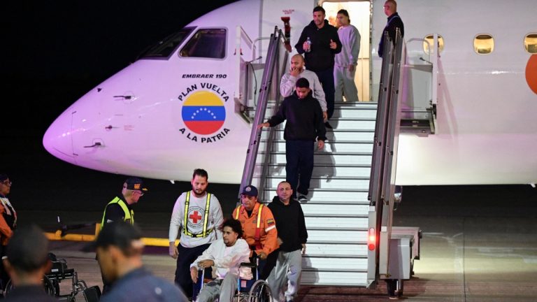 ΗΠΑ: Έφτασε στη Βενεζουέλα το πρώτο αεροσκάφος με μετανάστες που απέλασε ο Ντόναλντ Τραμπ