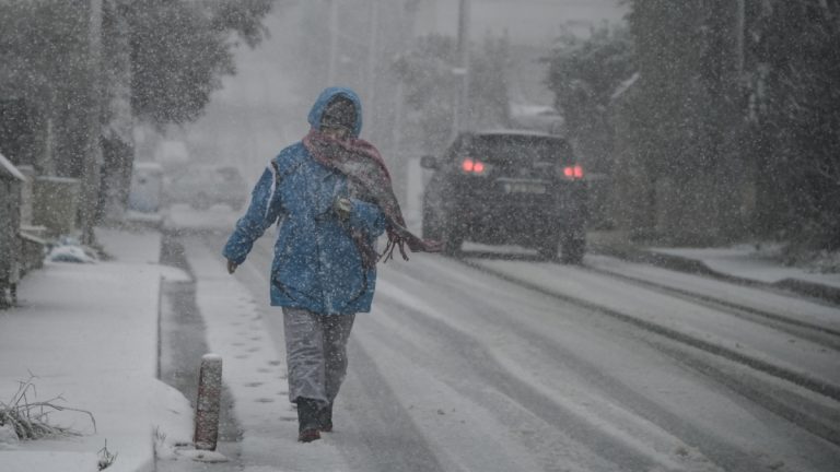 Καιρός σήμερα: Πολικές θερμοκρασίες, χιονόνερο και χιόνια ακόμα και στην Αττική – Βροχές στα ανατολικά και θυελλώδεις άνεμοι