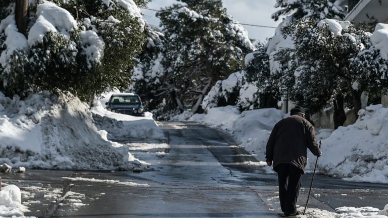 Καιρός σήμερα: Ασθενείς χιονοπτώσεις σε Κρήτη και Εύβοια και στα ηπειρωτικά – Βροχές, κρύο και σύννεφα στην υπόλοιπη χώρα