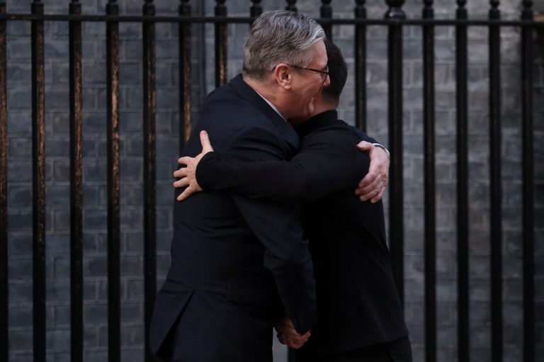 Ζελένσκι: Η θερμή υποδοχή του Στάρμερ και το μήνυμα προς τις ΗΠΑ [video]