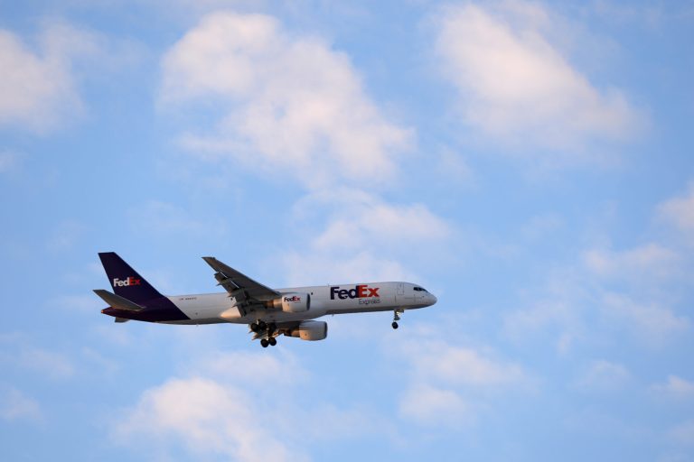 ΗΠΑ: Αναγκαστική προσγείωση εμπορευματικού αεροσκάφους της FedEx λόγω φωτιάς στον κινητήρα