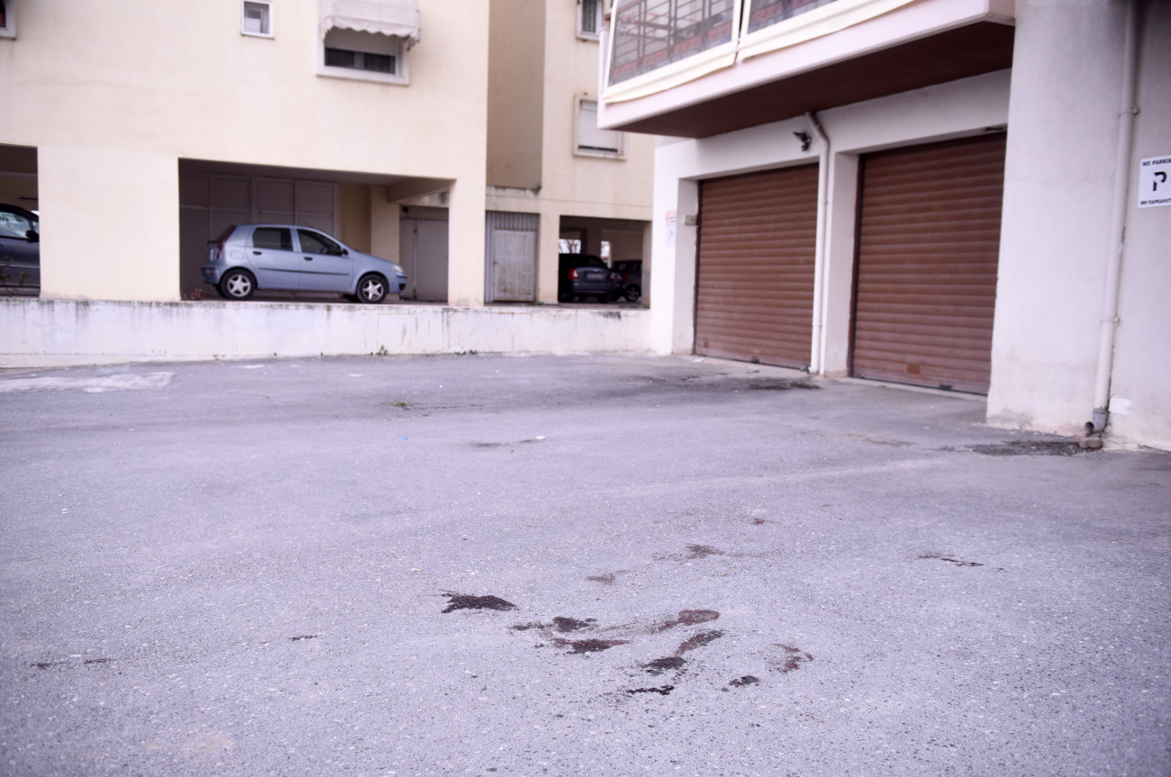Εικόνα που δείχνει το σημείο όπου έπεσε ο γυναικοκτόνος αφού μαχαίρωσε τη σύζυγό του