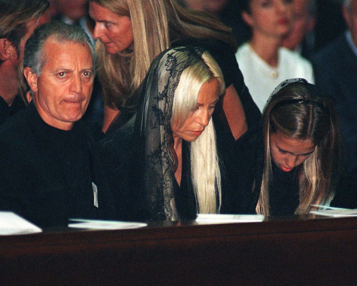 VERSACE Σάντο Βερσάτσε, Ντονατέλα και η κόρη της στην κηδεία του Gianni Versace