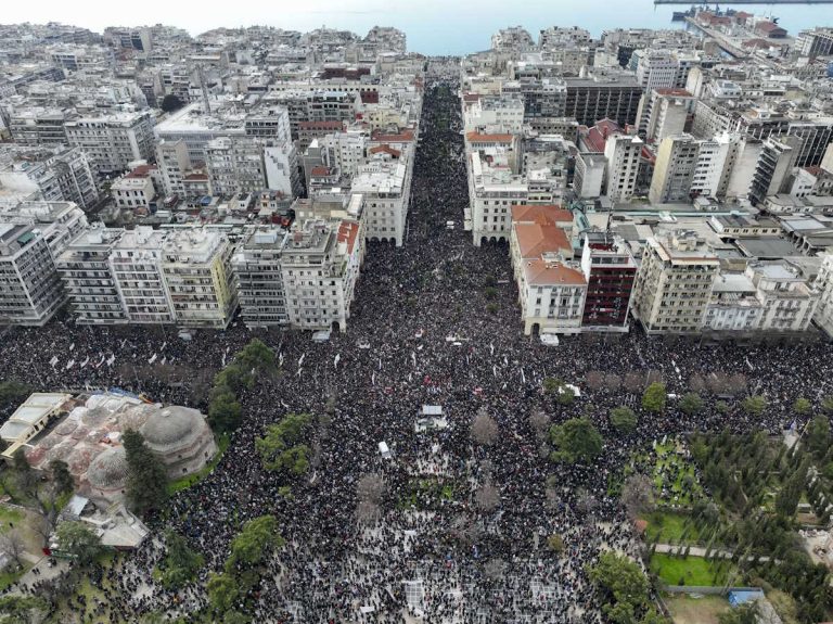 Θεσσαλονίκη: Το viral βίντεο από το συλλαλητήριο για τα Τέμπη – Διαδηλωτές ανοίγουν δρόμο για να περάσει ασθενοφόρο