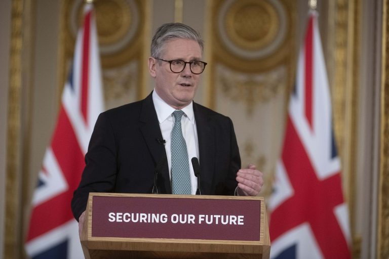 Ανήσυχος ο Κιρ Στάρμερ: Η συμφωνία ΗΠΑ και Ουκρανίας για τις σπάνιες γαίες δεν είναι σίγουρο πως συγκρατήσει την Ρωσία