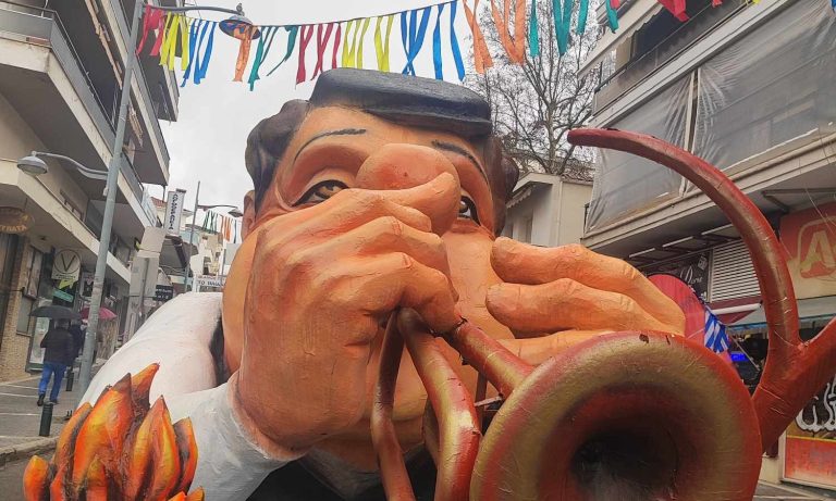 Κοζανίτικο καρναβάλι με 22 άρματα, χιούμορ, σάτυρα και Φανούς