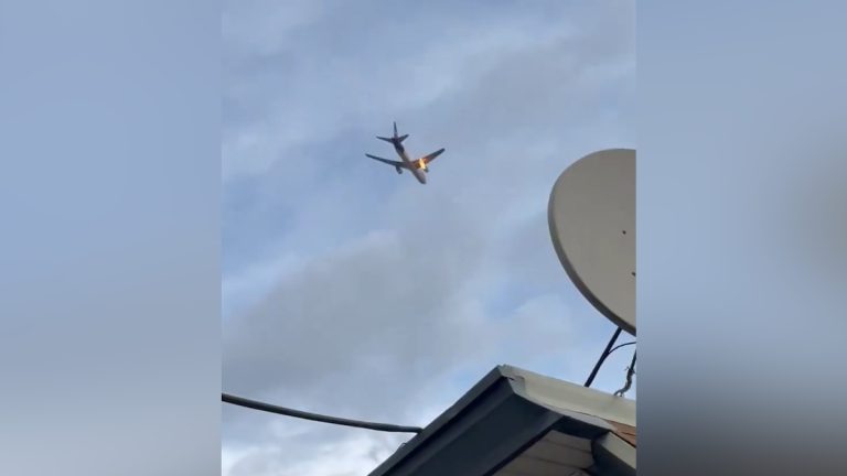 Η στιγμή που ο κινητήρας του αεροπλάνου της FedEx παίρνει φωτιά στον αέρα