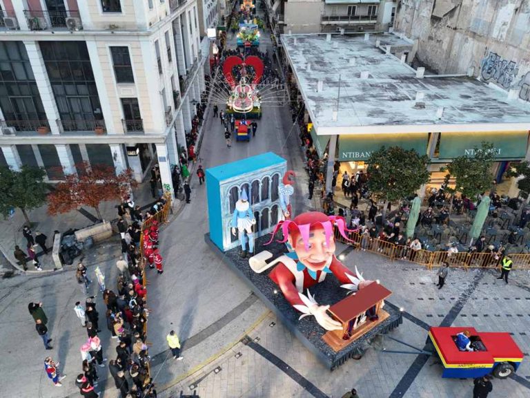 Με την μεγάλη παρέλαση των αρμάτων, κορυφώνονται οι εκδηλώσεις του Πατρινού καρναβαλιού