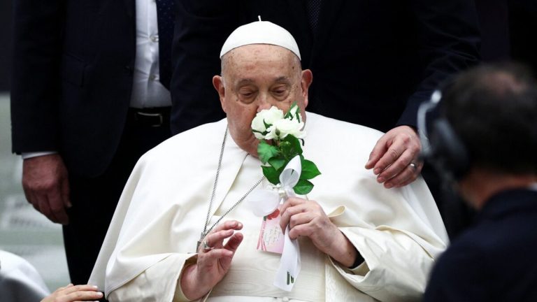 O Πάπας Φραγκίσκος δεν αντιμετώπισε νέες αναπνευστικές κρίσεις, αλλά «η κατάσταση παραμένει πολύπλοκη»