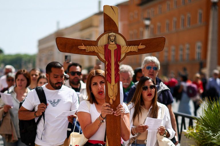 Πάπας Φραγκίσκος: Σε κλίμα συγκίνησης οι πιστοί αποχαιρετούν τον ποντίφικα (εικόνες)