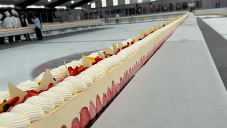 350 κιλά φράουλες και 4.000 αυγά: Η Γαλλία κατέρριψε το ρεκόρ για τη μεγαλύτερη τούρτα φράουλας στον κόσμο (video)