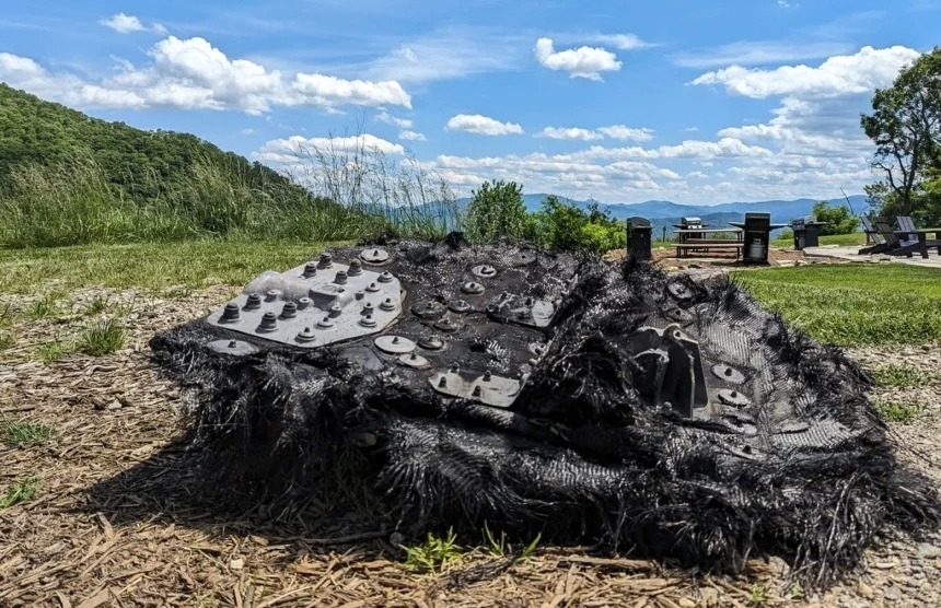 Εξάρτημα πυραύλου της SpaceX που βρέθηκε στη Βόρεια Καρολίνα των ΗΠΑ τον Μάιο του 2024 ( (The Glamping Collective)
