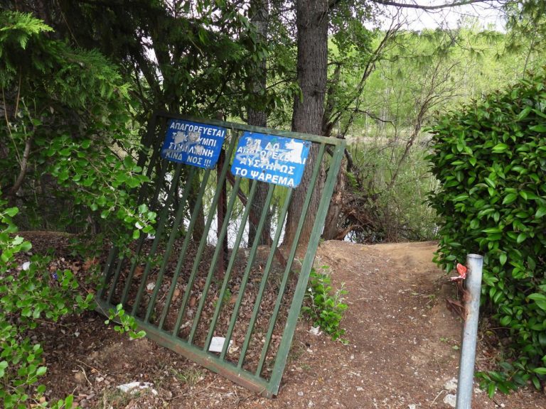 Σιδερένια πόρτα στη Θεσσαλονίκη καταπλάκωσε μικρό παιδί την ώρα που έπαιζε