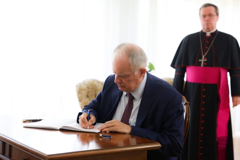 Συλλυπητήρια ΠτΔ για τον Πάπα Φραγκίσκο