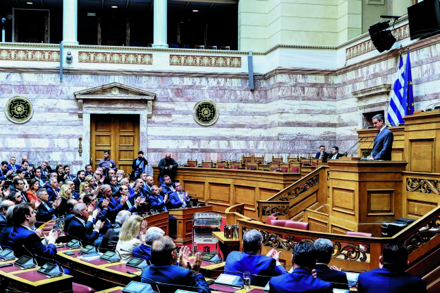 Μαξίμου: Αποστολή «κατευνασμού» των βουλευτών