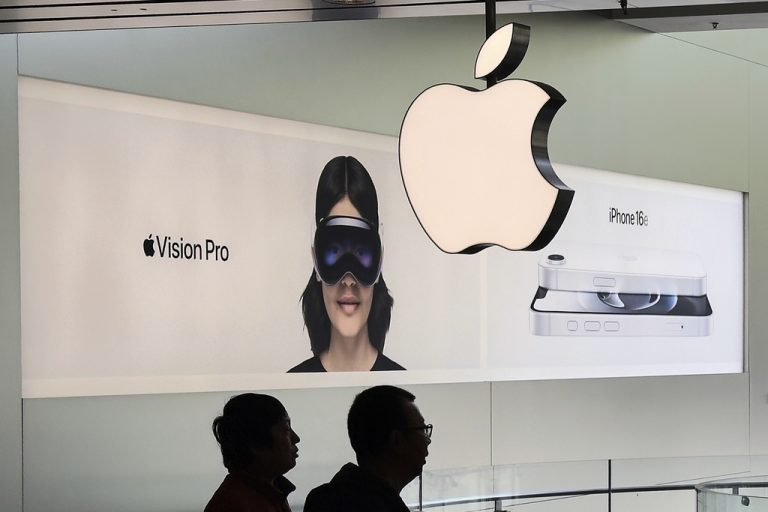 Λ. Οίκος προς Apple: Να παράγει στο μέλλον τα κινητά της στις ΗΠΑ – Nα διορθωθεί «το λάθος των δασμών» καλεί ξανά η Κίνα