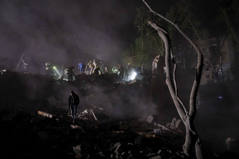 Η Ρωσία εκτόξευσε 215 drones και πυραύλους κατά της Ουκρανίας μέσα στη νύχτα, λέει η ουκρανική πολεμική αεροπορία