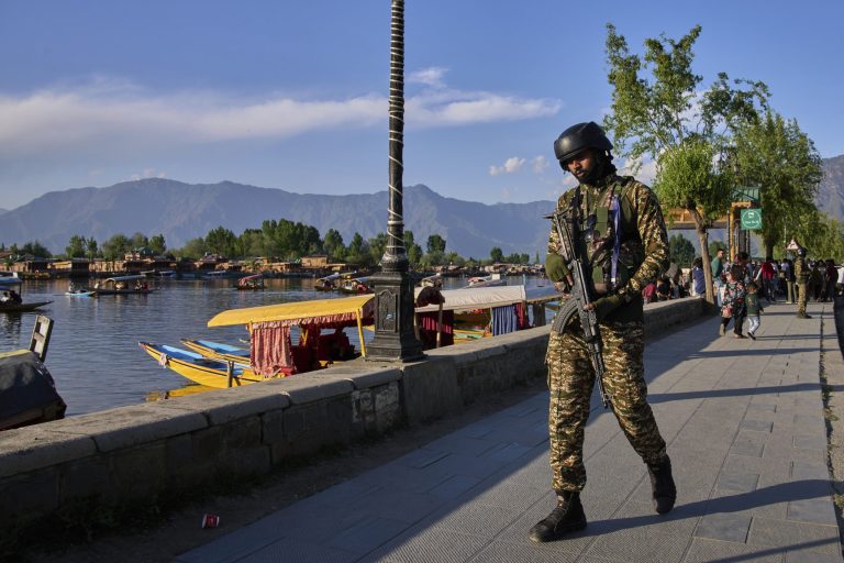 Κασμίρ: Ο στρατός της Ινδίας αναφέρει ανταλλαγή πυρών με το Πακιστάν για δεύτερη διαδοχική ημέρα