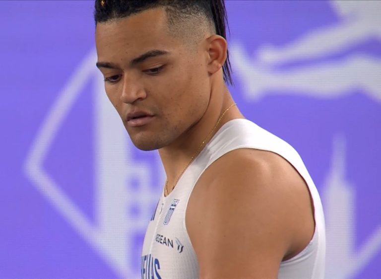 Εμμανουήλ Καραλής: Σε βιβλίο η προσωπική του ιστορία με τίτλο «Όταν κοιτάς από ψηλά» – Τι είπε ο συγγραφέας Ν. Μιχαλόπουλος