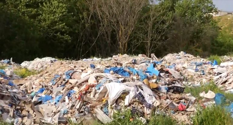 Tεράστιες ποσότητες απορριμμάτων από το Τζάνειο «έφραξαν» τον Κηφισό