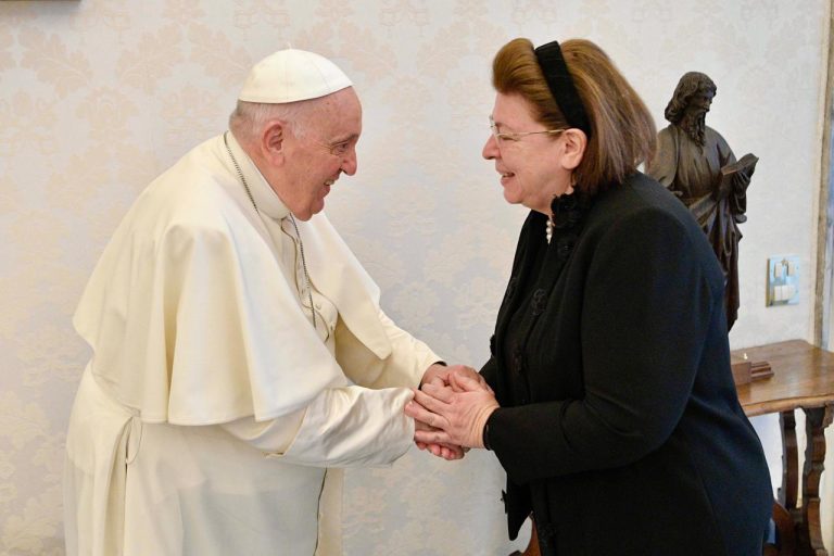 Λ. Μενδώνη για Πάπα Φραγκίσκο: Δεν θα ξεχάσουμε ποτέ τη γενναιοδωρία με την οποία προσέφερε στην Ελλάδα τα τρία θραύσματα του Παρθενώνα από τα Μουσεία του Βατικανού