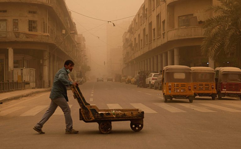 Ιράκ: Εκατοντάδες πολίτες οδηγήθηκαν στα νοσοκομεία με αναπνευστικά προβλήματα λόγω αμμοθύελλας