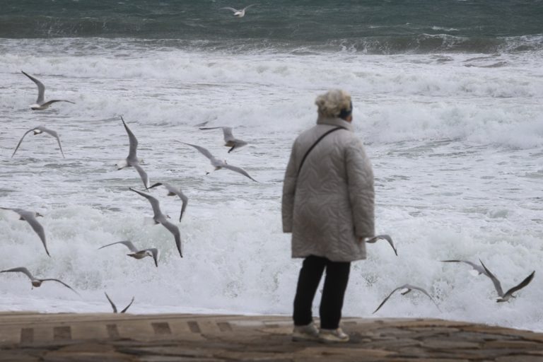 Καιρός σήμερα: Θυελλώδεις άνεμοι σε όλη τη χώρα και καταιγίδες στα Δωδεκάνησα – Στους 24 βαθμούς θα φτάσει η θερμοκρασία