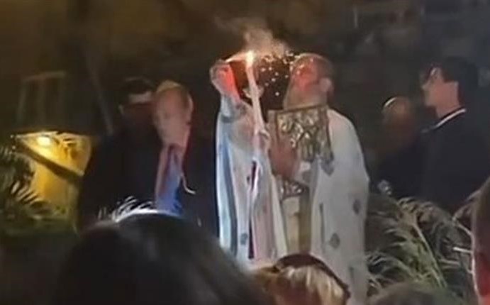 Ιερέας στην Κεφαλονιά έριχνε κροτίδες στην Ανάσταση – Τις άναψε με το Άγιο Φως