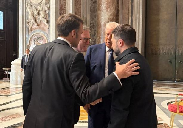 Τραμπ σε Μακρόν: «Δεν πρέπει να είσαι εδώ» – Ο διάλογος στη Βασιλική του Αγίου Πέτρου