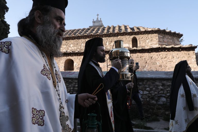 Πάσχα 2025: Πώς θα μεταφερθεί το Άγιο Φως σε ολόκληρη τη χώρα