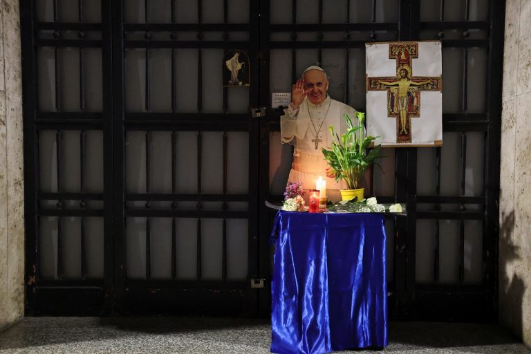 Πάπας Φραγκίσκος: «Θέλω να ταφώ μέσα στο χώμα, σε απλό τάφο» λέει στη διαθήκη του ο ποντίφικας