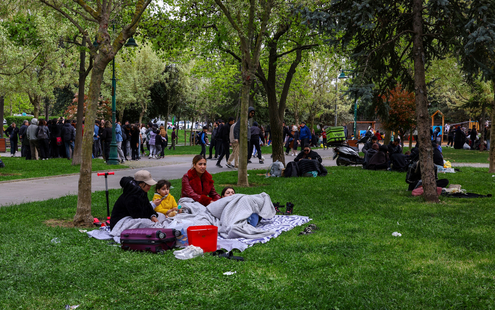 Κάτοικοι σε πλατείες μετά τον σεισμό στην Κωνσταντινούπολη