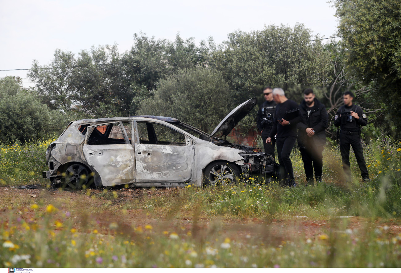 Το αμάξι που εντοπίστηκε καμένο στο Πάτημα Χαλανδρίου μετά τη δολοφονία του «Θαμνάκια».